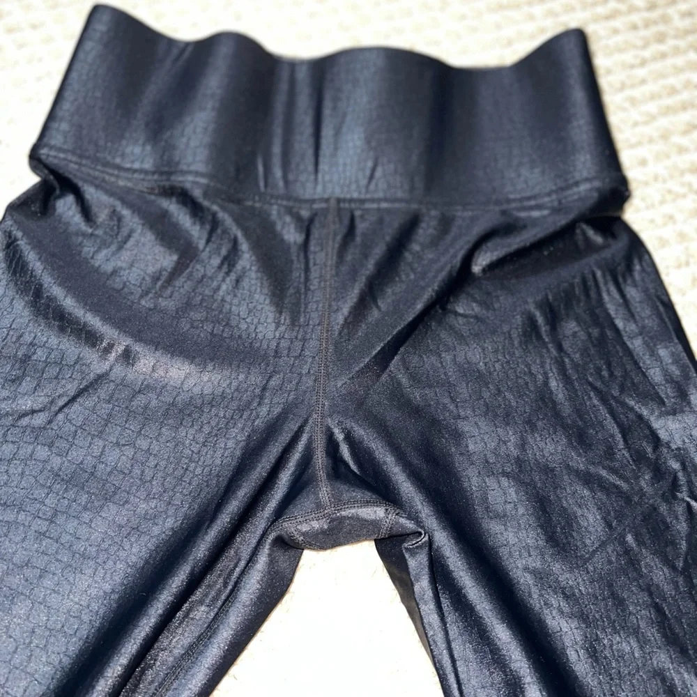 CARBON38 High Rise Full-length Legging in
Crocodile Takara Shine SIZE: Large - Picture 5 of 11